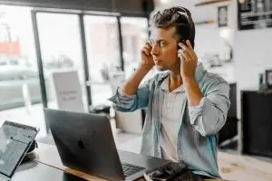 a call center agent using SaaS call center software