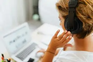 a virtual receptionist answering a call